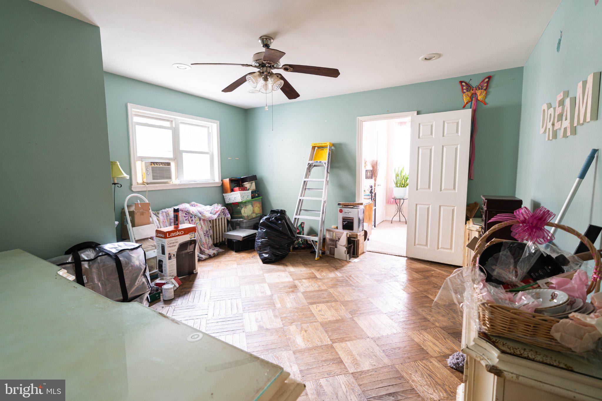 QUEEN VILLAGE - Residential