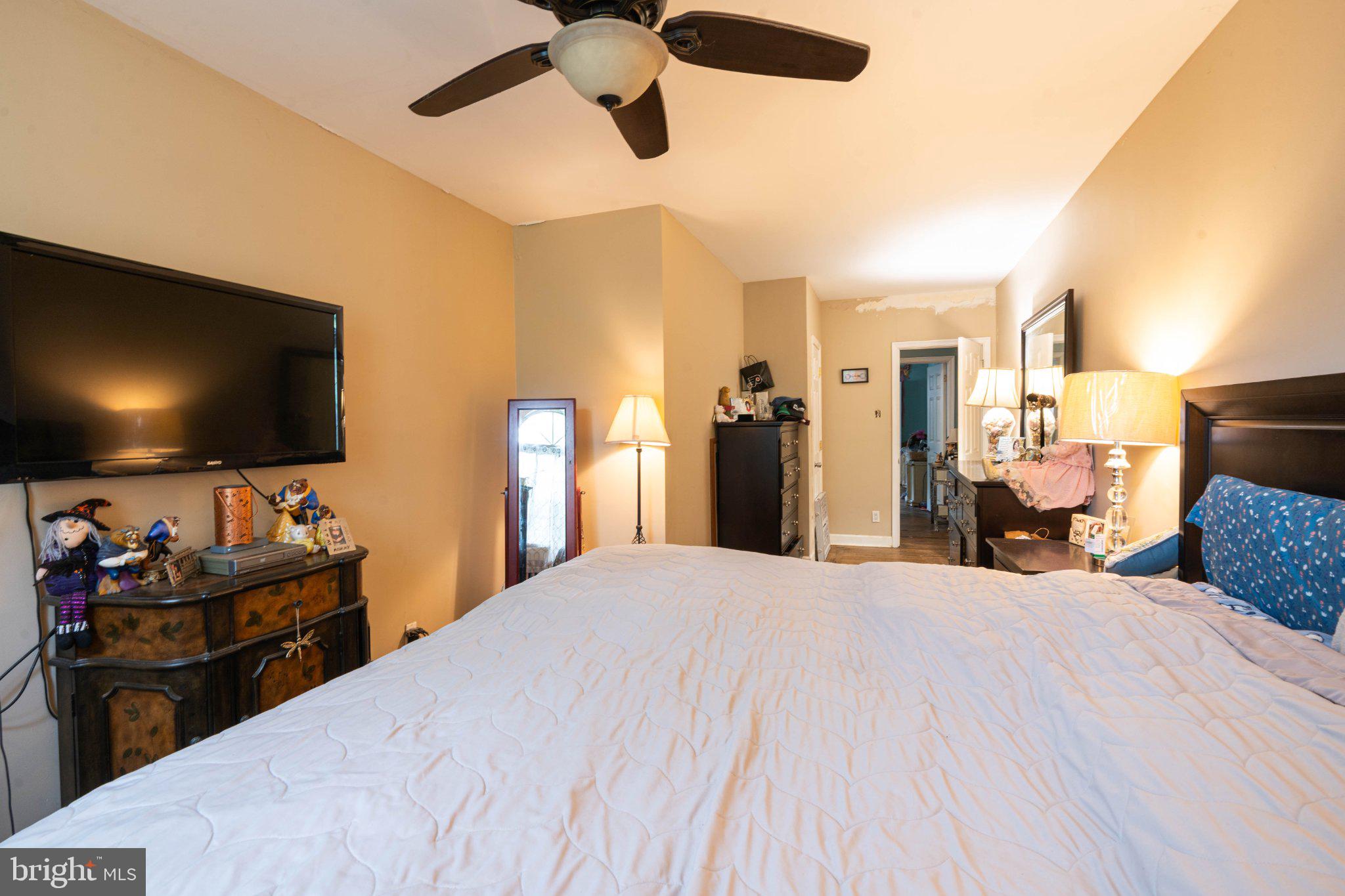 QUEEN VILLAGE - Residential