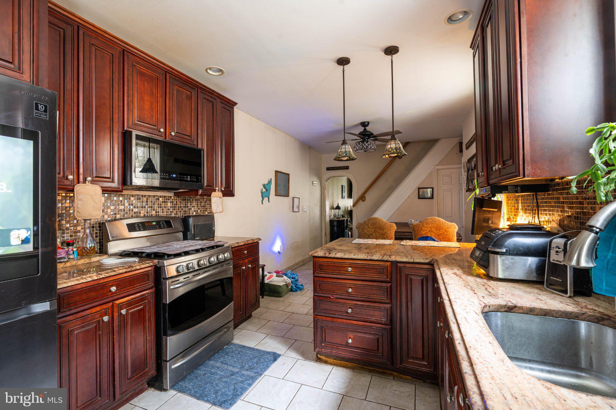 QUEEN VILLAGE - Residential