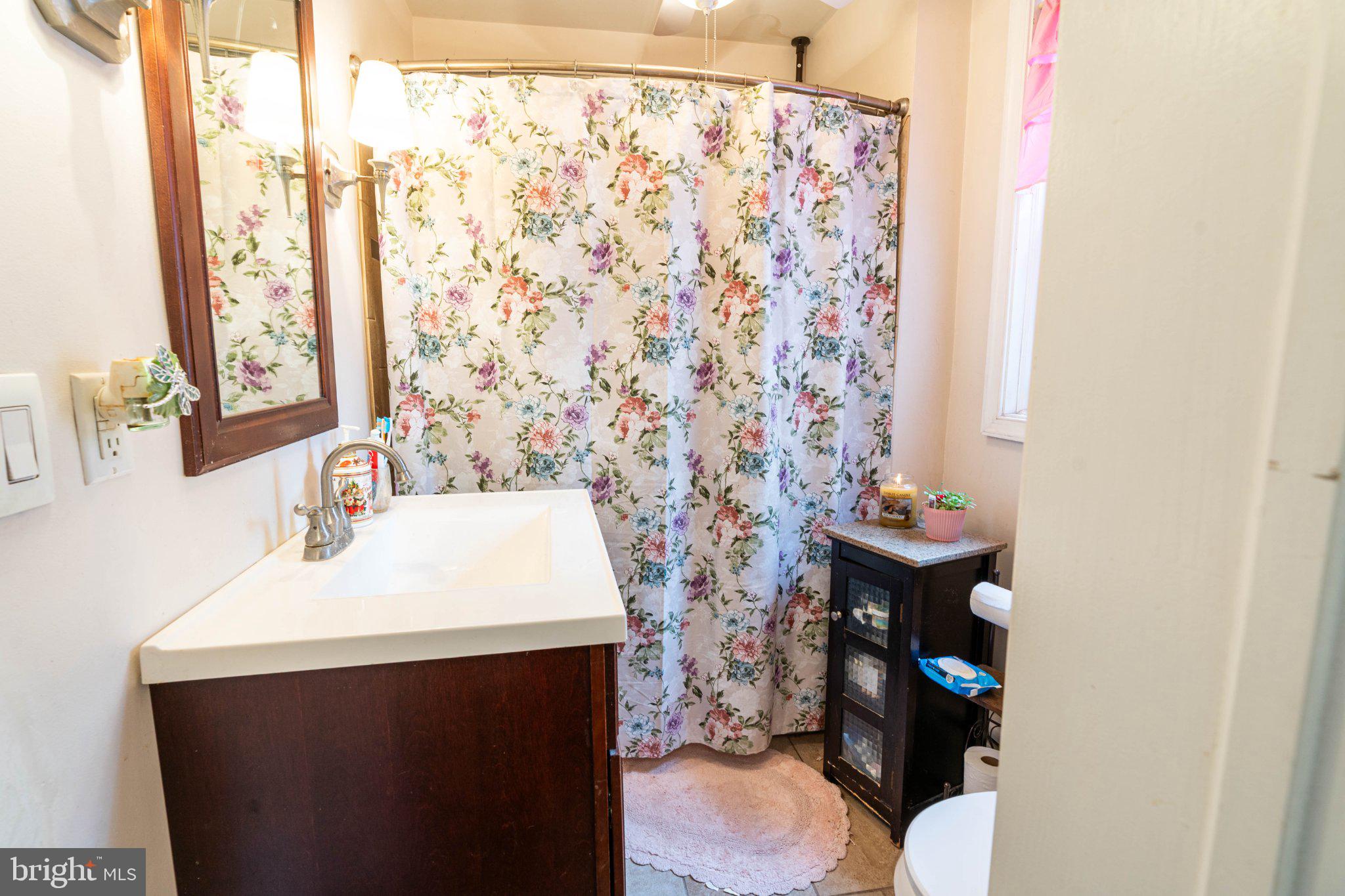 QUEEN VILLAGE - Residential