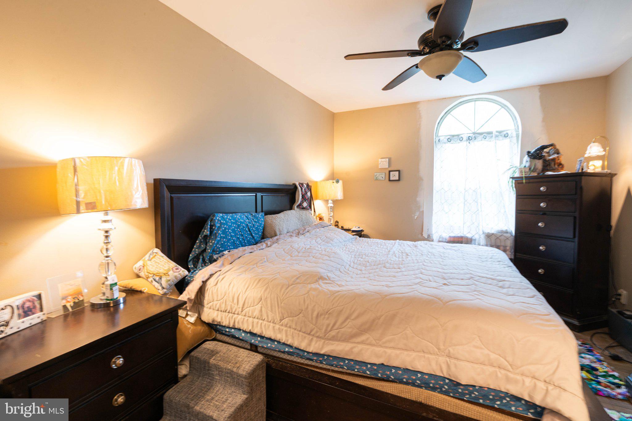 QUEEN VILLAGE - Residential