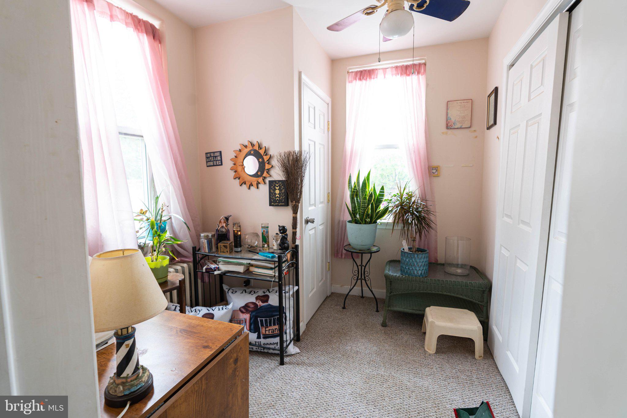 QUEEN VILLAGE - Residential