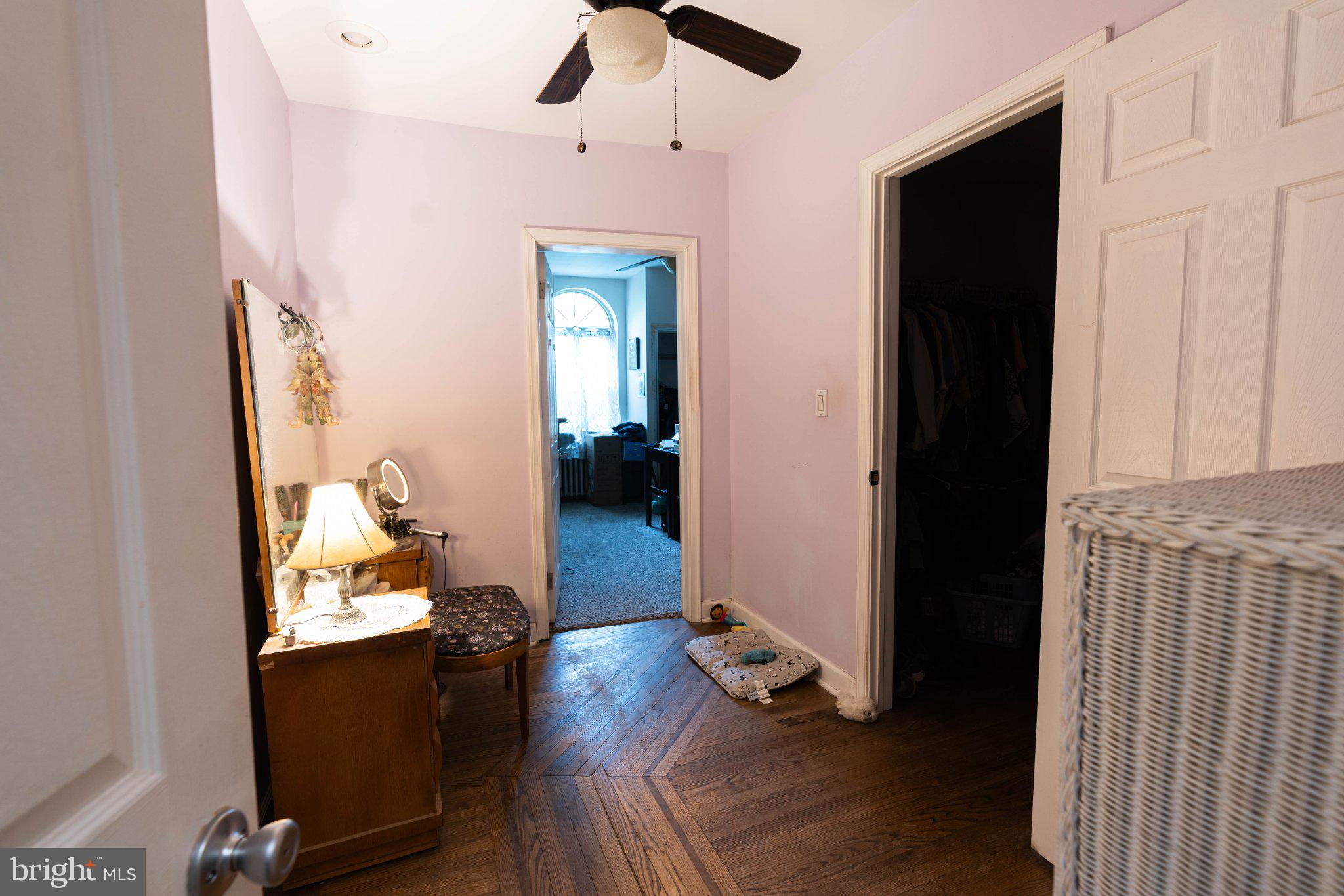 QUEEN VILLAGE - Residential