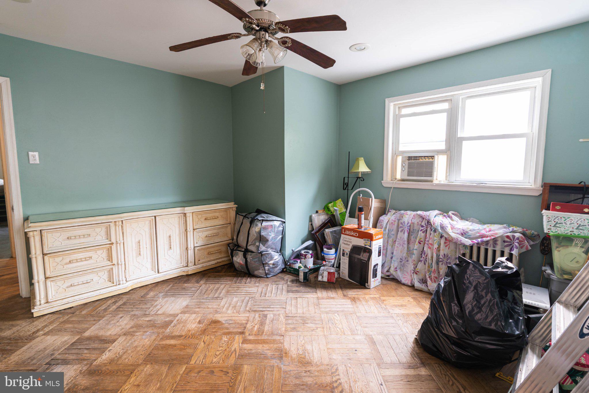 QUEEN VILLAGE - Residential