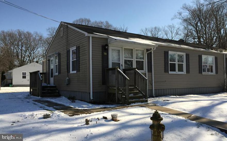 Beautiful 3 bedroom 2 bath semi-detached property. This home has many updates throughout. Large corner lot with front and side entrances to thehome. Property has great proximity to main commuter routes, parks and shopping. Come take a look today