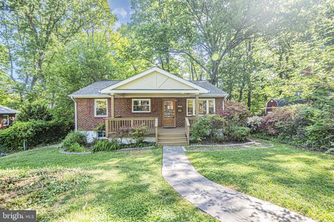 Photo of 6466 Oakwood Drive, FALLS CHURCH, VA 22041 (MLS # VAFX2309768)
