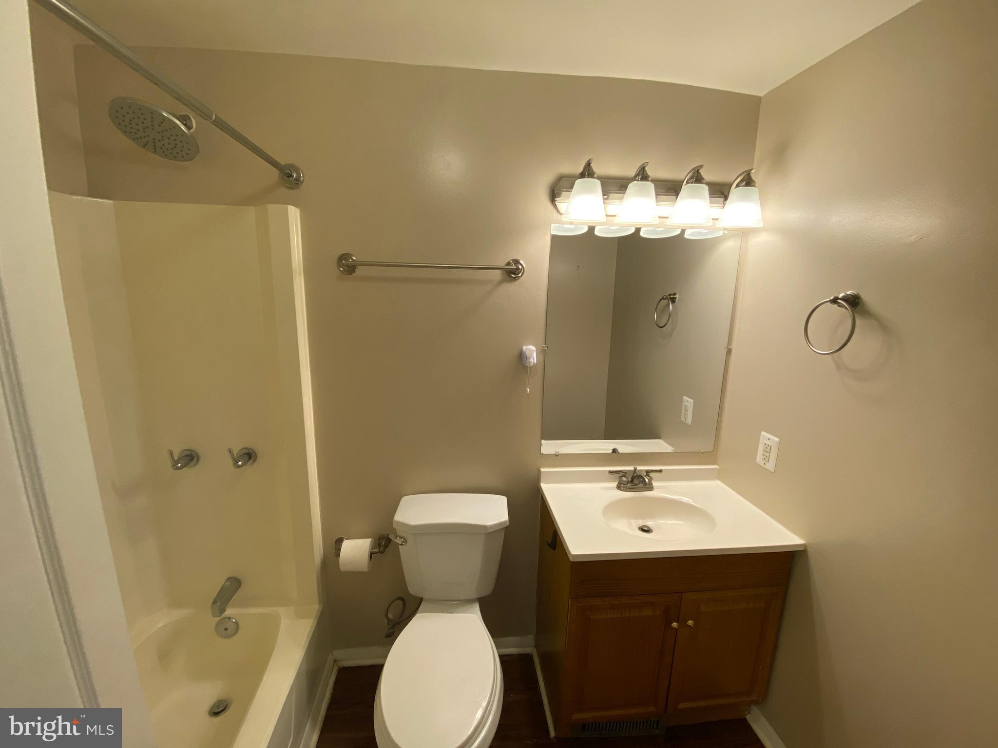 LAKE LAND - Residential Lease