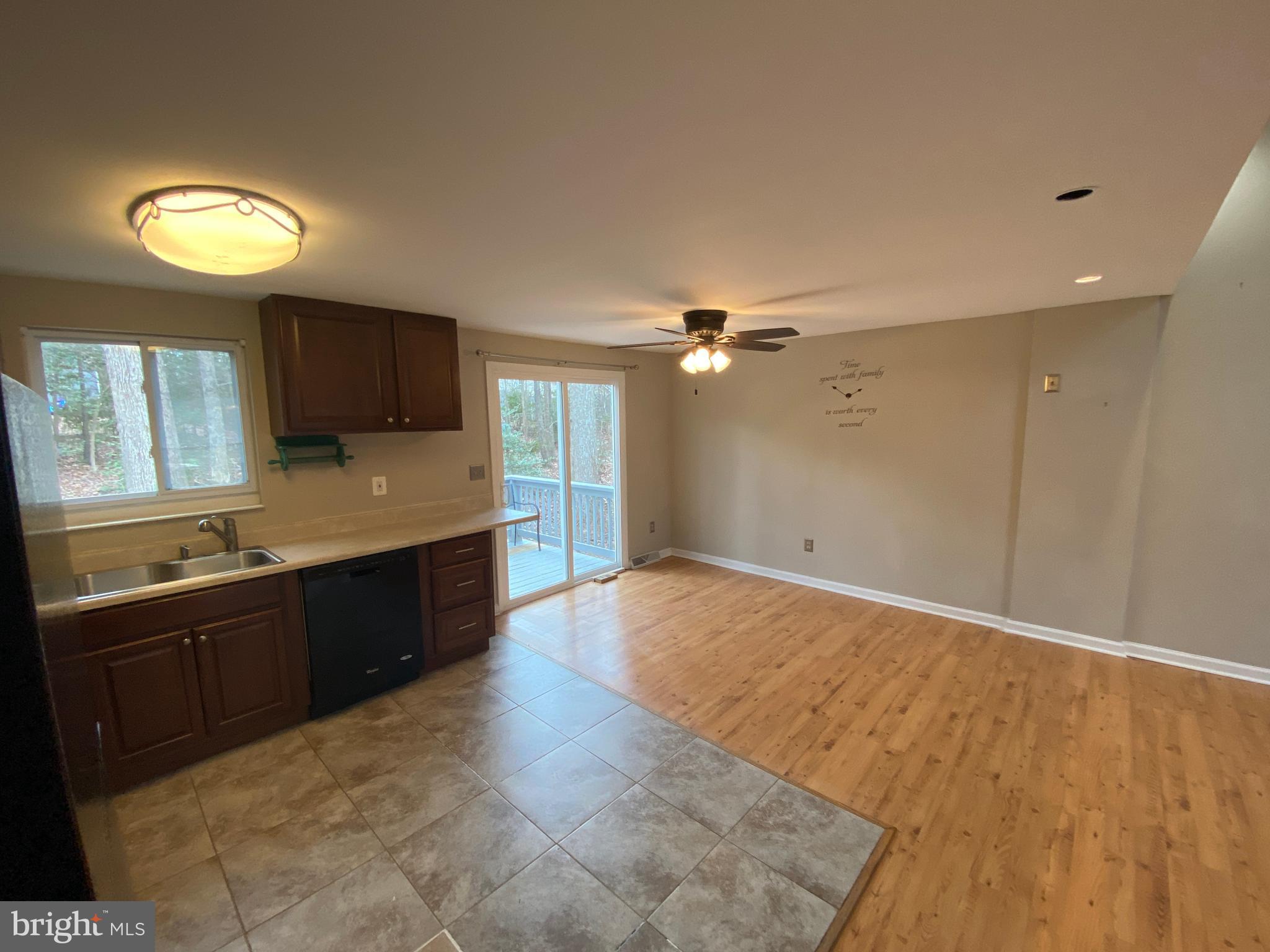 LAKE LAND - Residential Lease