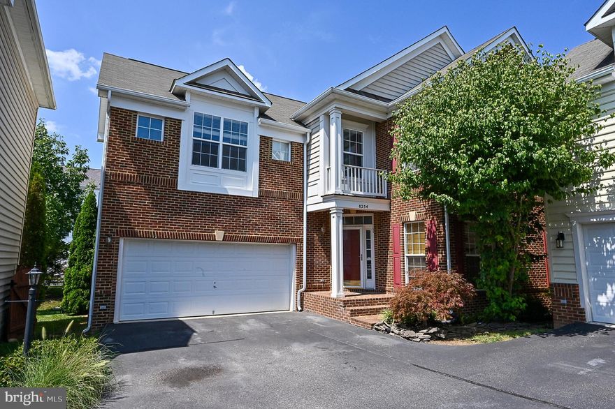 SINGLE FAMILY HOME WITH 2 CAR GARAGE MINUTES FROM  I-95 , SHOPPING & VRE. NEW  SS APPLIANCES, NEUTRAL W/W CARPETING & FRESH CUSTOM PAINT* FINISHED BASEMENT * UPPER LEVEL WITH LARGE SITTING AREA*LAUNDRY ROOM ON UPPER LEVEL*LARGE MASTER BEDROOM WITH WALK-IN CLOSETS & HUGE MASTER BATH WITH DOUBLE VANITIES, SOAKING TUB & SEPARATE SHOWER*  FAMILY ROOM WITH GAS FIREPLACE*GRANITE KITCHEN WITH CENTER ISLAND, DOUBLE SINKS & GAS COOKING**MAIN LEVEL HARDWOOD FLOORS*CEILING FANS*9' CEILINGS*RECESSED LIGHTING*DECK*GAS HEAT & H20*SOUTH COUNTY H/S PYRAMID*