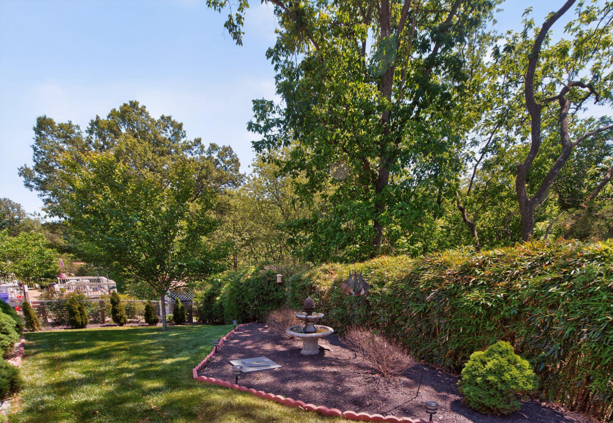 QUINCE ORCHARD KNOLLS - Residential