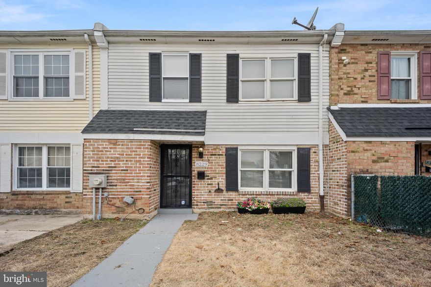 Newly remodeled 3 B/R close to Shopping center and public transportation.
New Carpet and Laminate Floors thru out.
Quiet Private Block