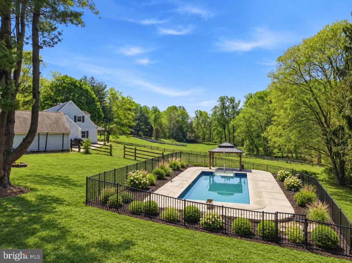 18 E BROOK KNOLL ROAD