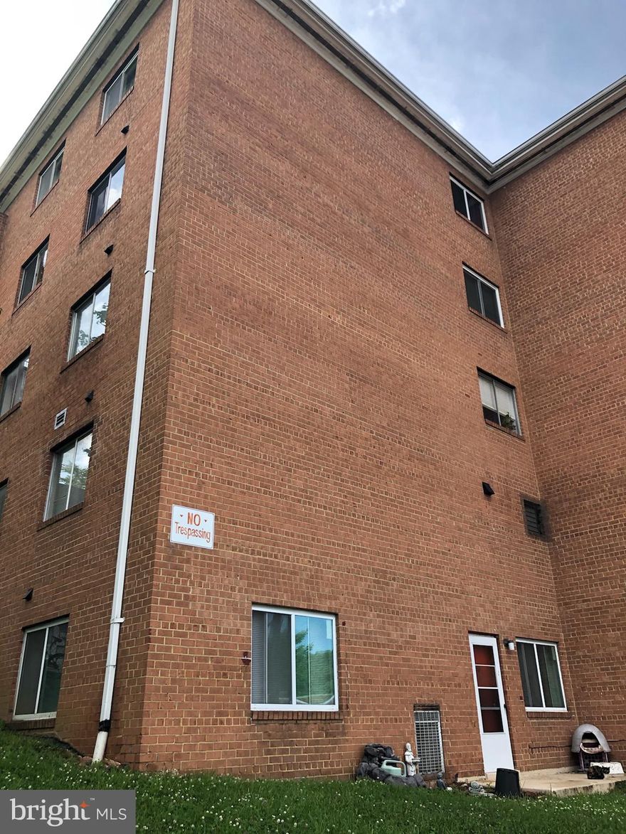 Great investment opportunity. Very aggressively priced 641 sqft 1 bed/1 bath in South Arlington. Motivated seller. Sold only in "As Is" condition. Needs work. Showings by appointment only.