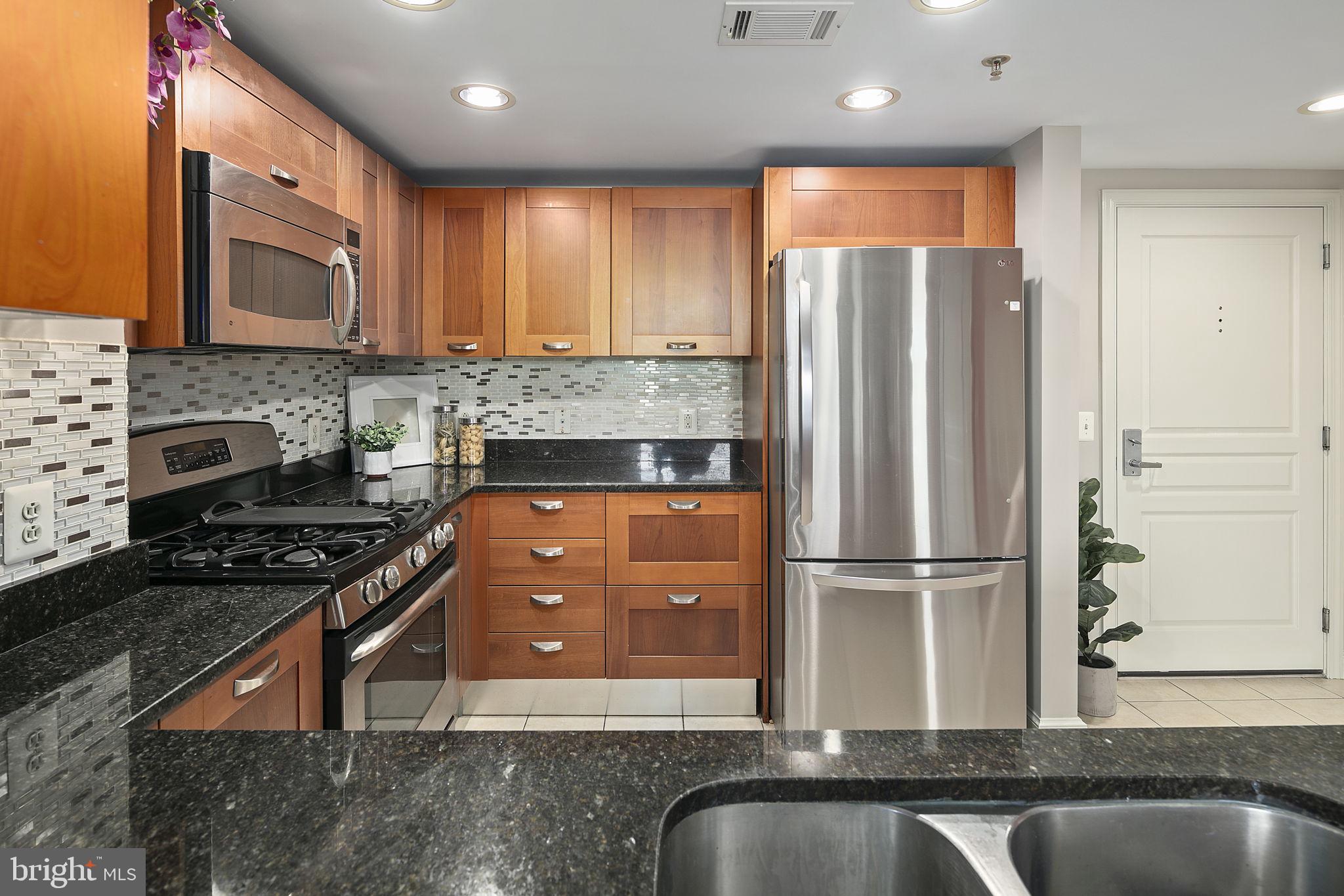 MIDTOWN ALEXANDRIA STATION CONDOMINIUM - Residential Lease