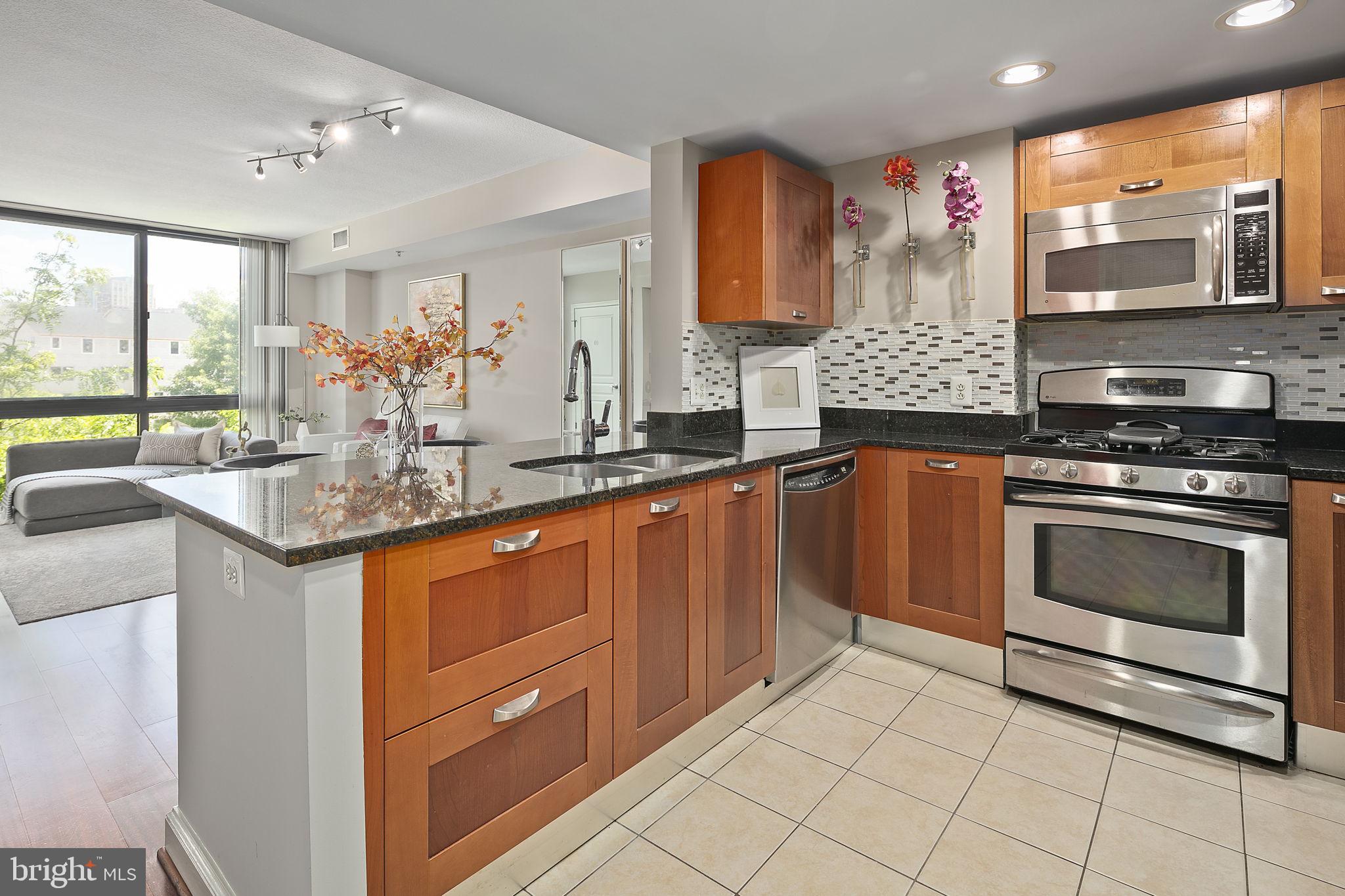 MIDTOWN ALEXANDRIA STATION CONDOMINIUM - Residential Lease