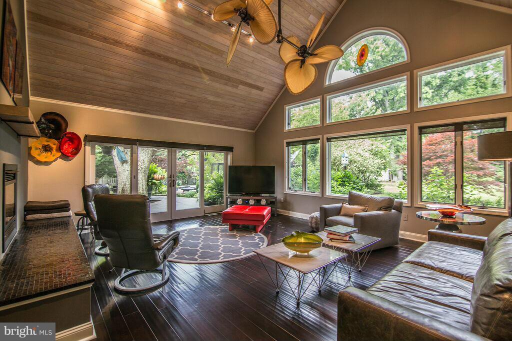 SHADY OAKS MANOR - Residential