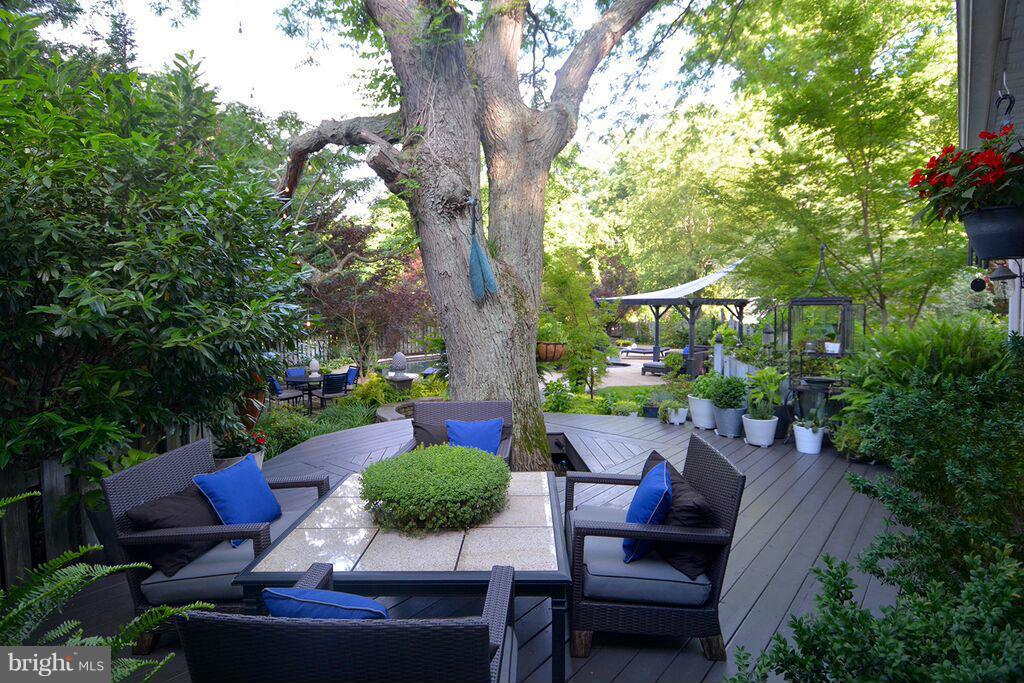 SHADY OAKS MANOR - Residential