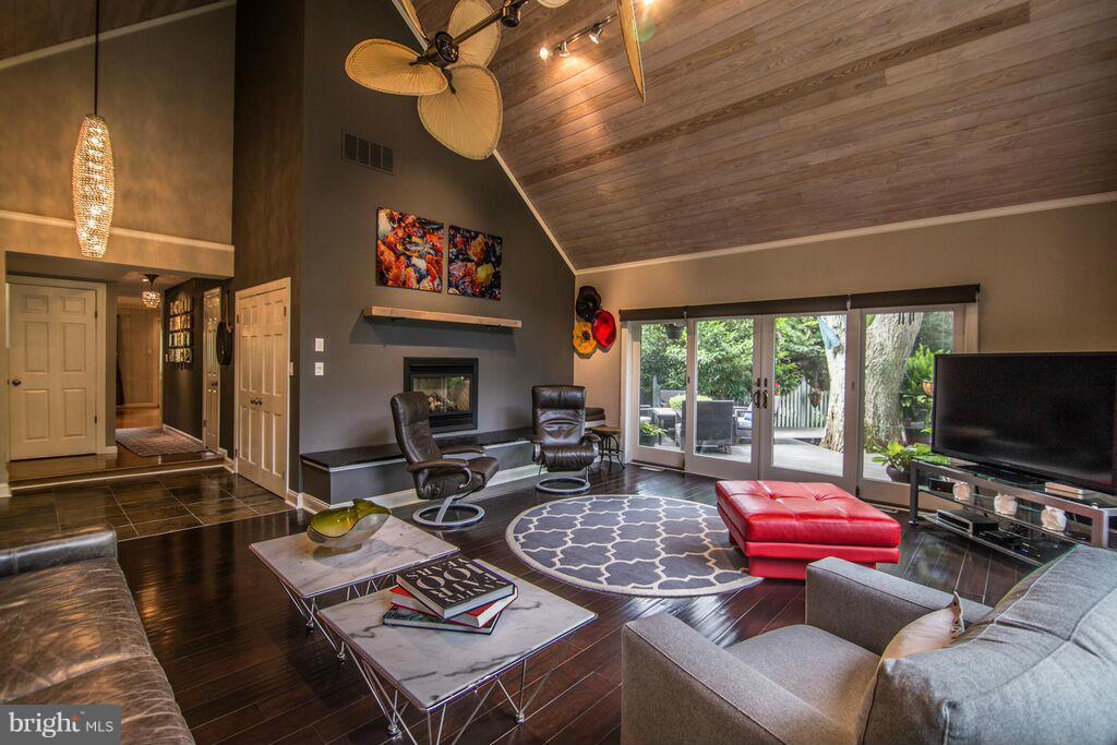 SHADY OAKS MANOR - Residential