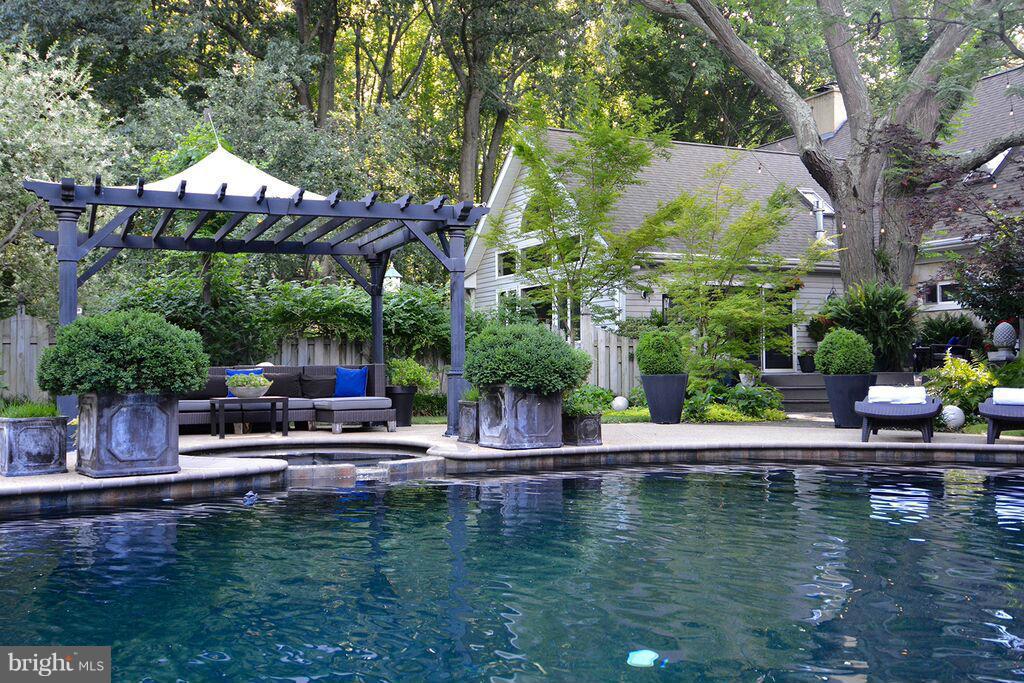 SHADY OAKS MANOR - Residential