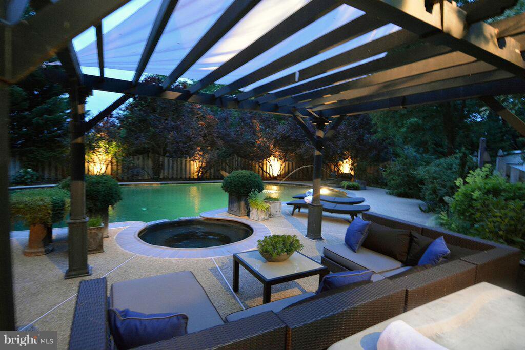 SHADY OAKS MANOR - Residential