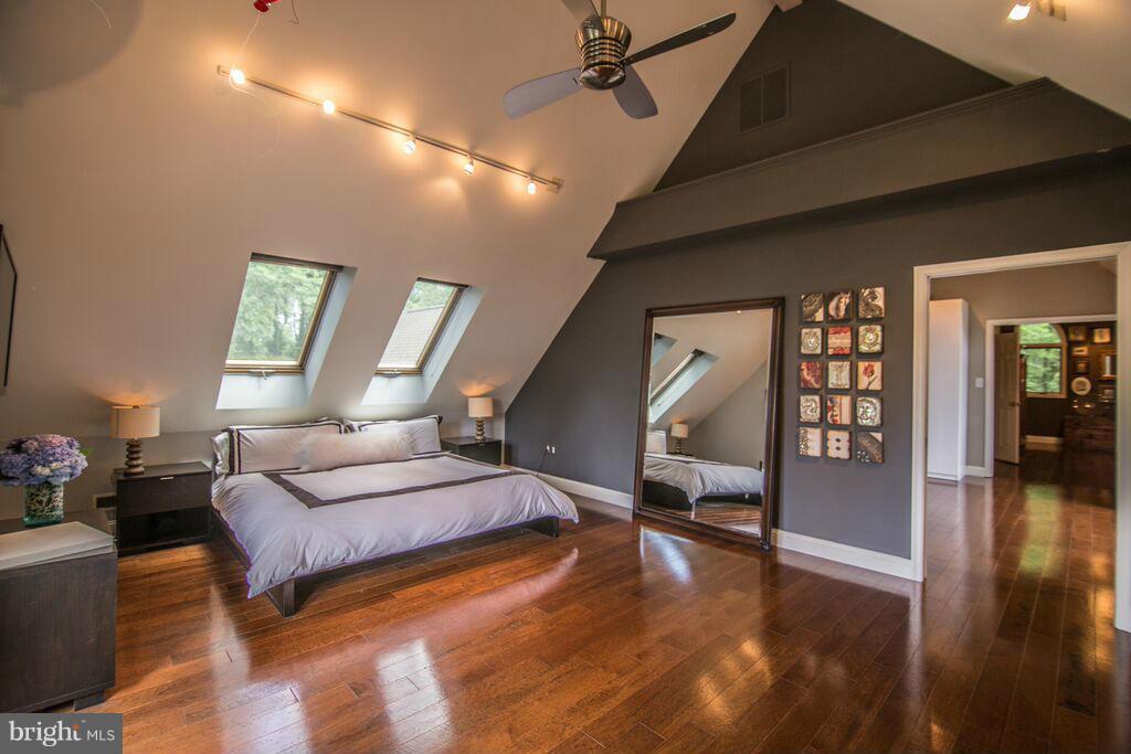 SHADY OAKS MANOR - Residential