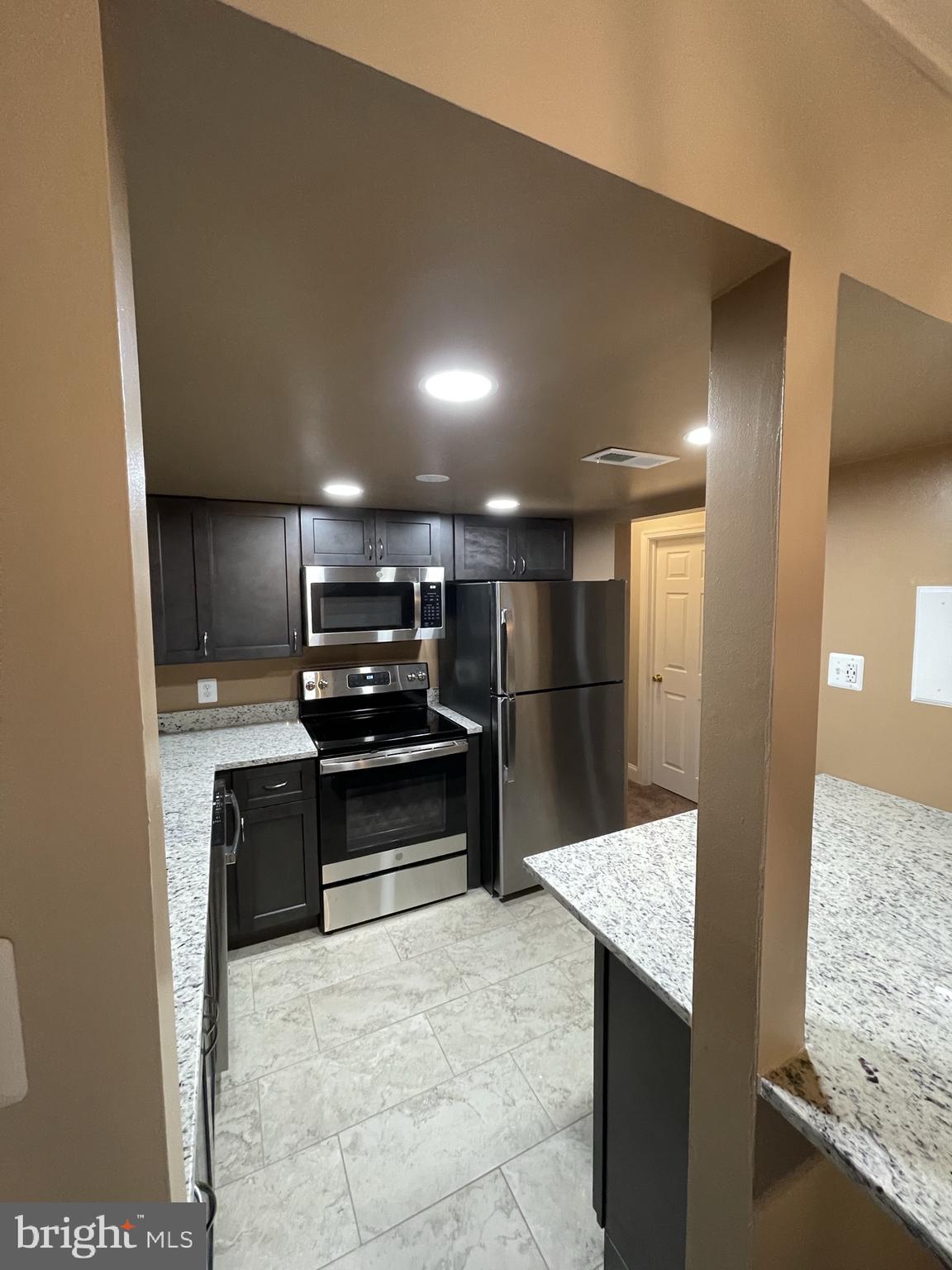 TREETOP CONDO - Residential Lease