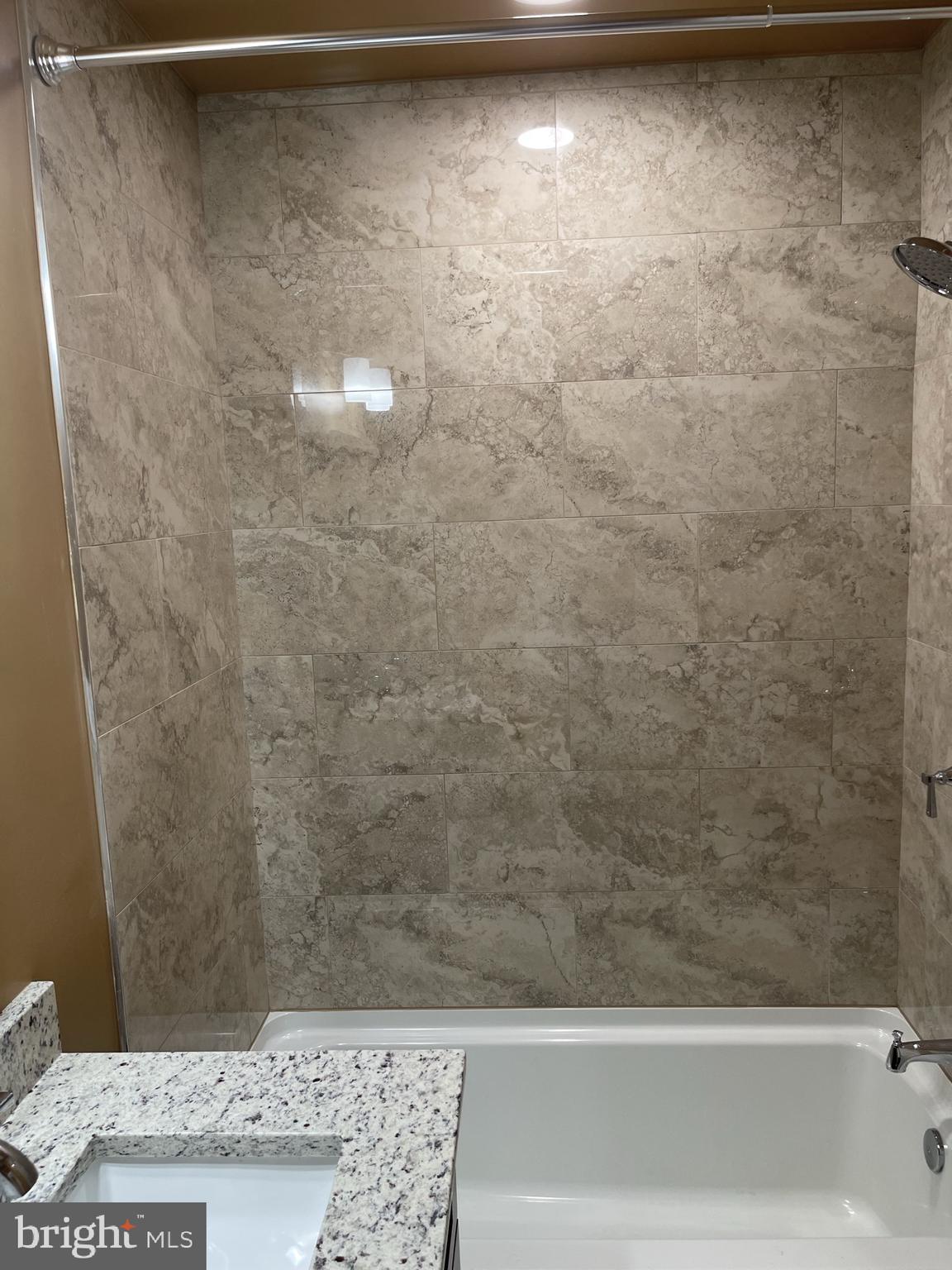 TREETOP CONDO - Residential Lease