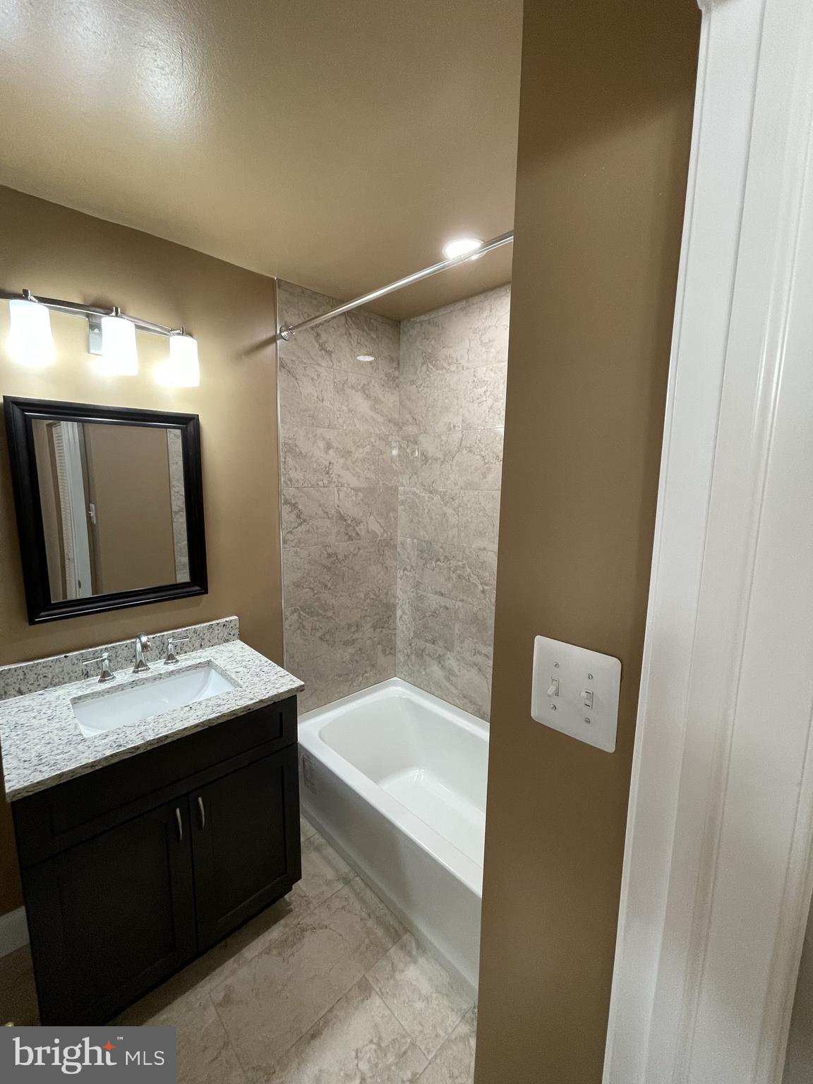 TREETOP CONDO - Residential Lease