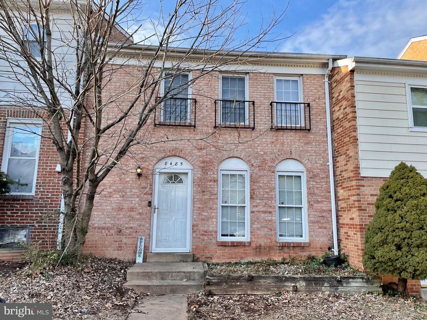 Great opportunity - 3 Beds, 2.5 Baths Townhome. One of the largest units in the neighborhood.  Features eat-in kitchen, separate dining room, fenced back yard with a shed. Brand new roof! One assigned and one reserved parking space. Only a few blocks from Stonewall Park. Must see.
Follow the COVID-19 guidelines.