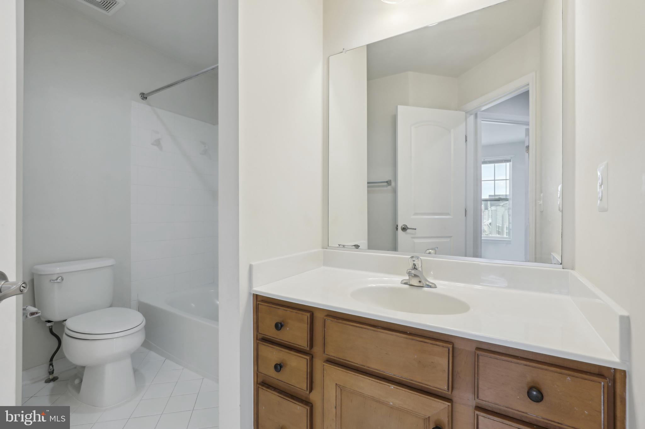 EAST GATE - Residential Lease