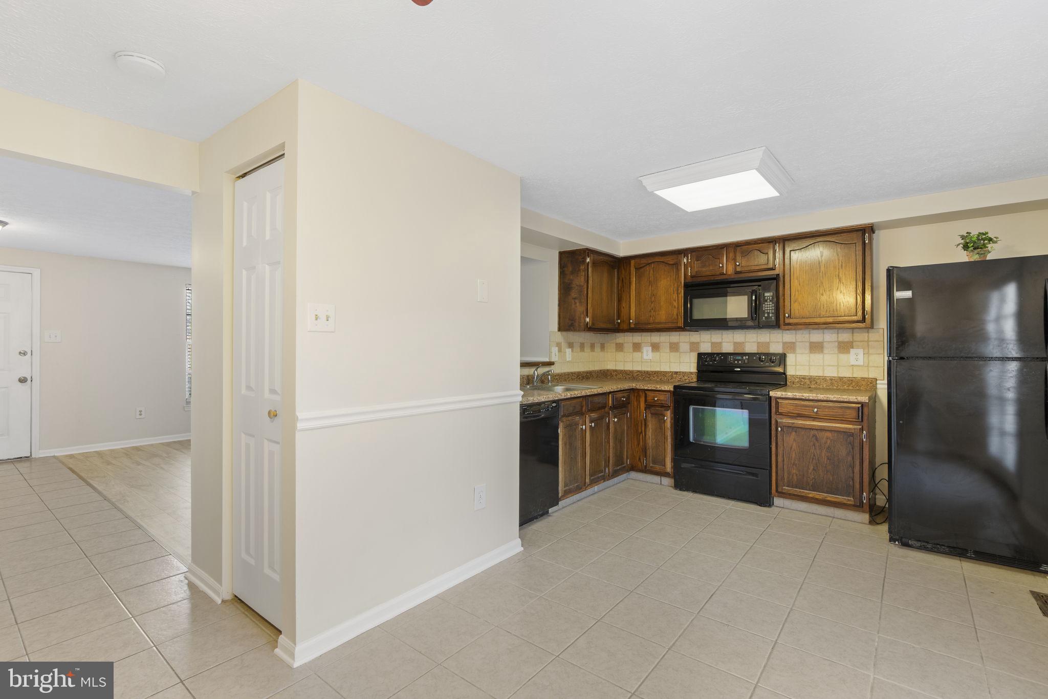 CONSTANT FRIENDSHIP - Residential Lease