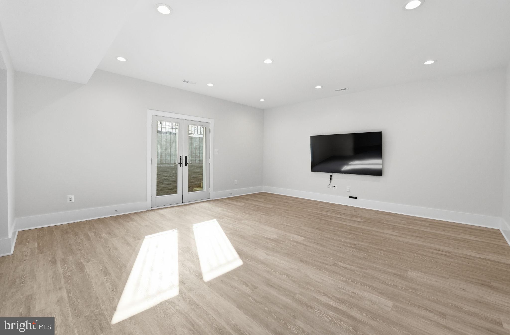 LYON VILLAGE - Residential Lease