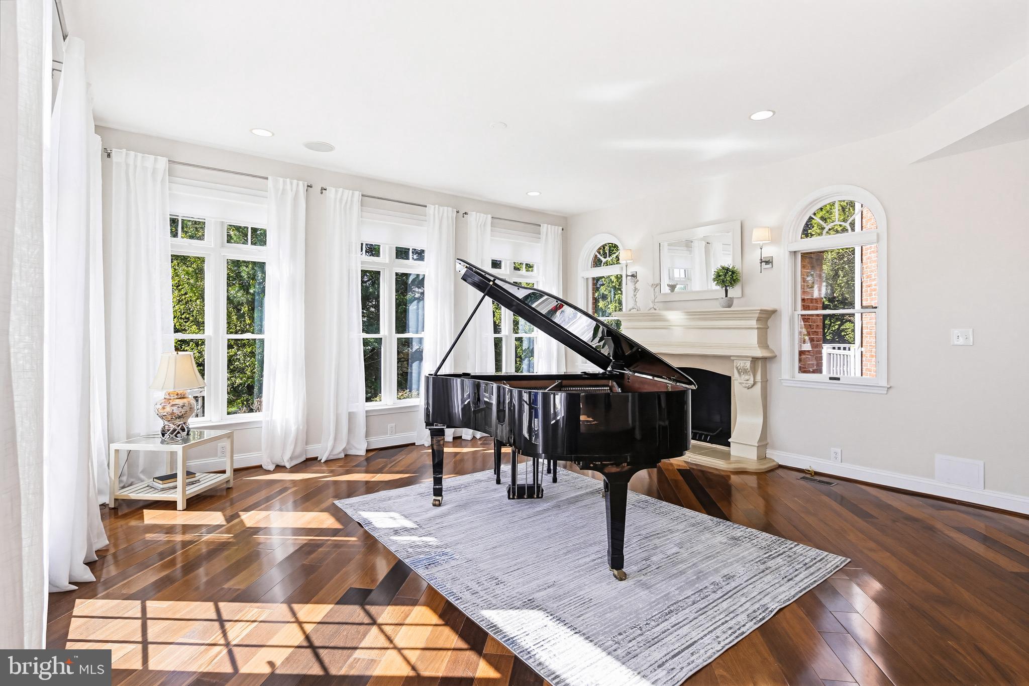 TWELVE HILLS - Residential