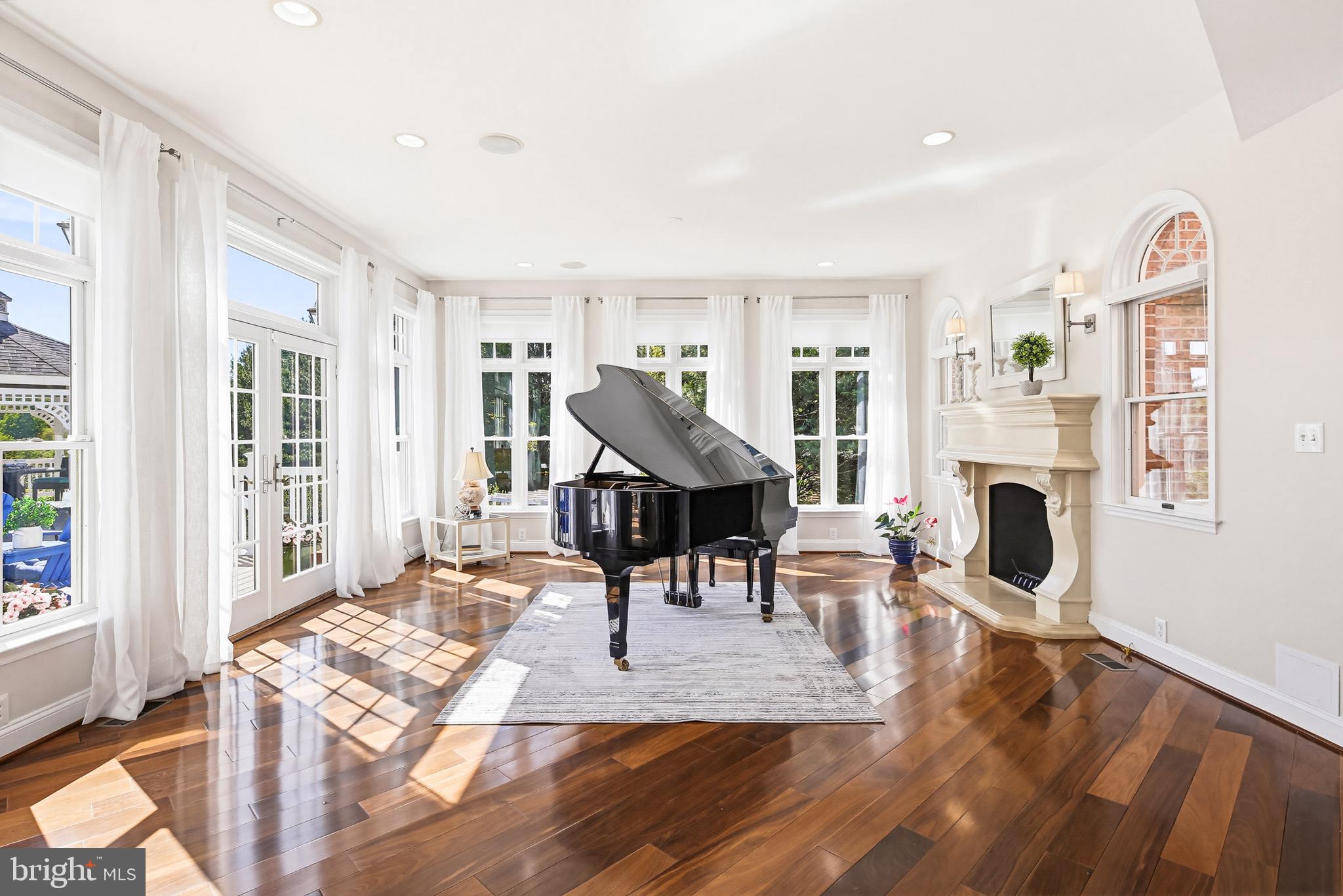 TWELVE HILLS - Residential