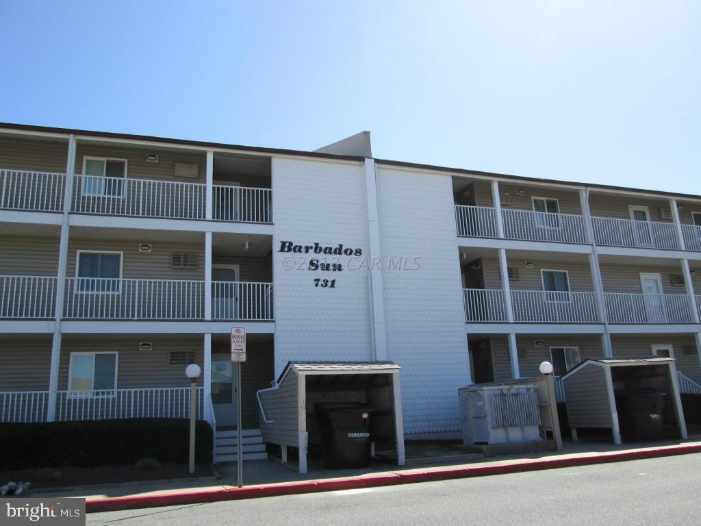 PRICE REDUCED-Never rented. LOW condo fees @ $125/mo. TURN KEY unit-1st floor walk out to boat slip w lift, finger pier/pool. Quiet street, many upgrds w Dry wall replaced paneling, new appliances, Building ext., roof, decking and siding in excellent condition! WD is Full sz, lg pool & deck and a lg. common storage room, strong association. Owner a RE agent. AHS Home Warranty 4 buyer. Bring an offer!