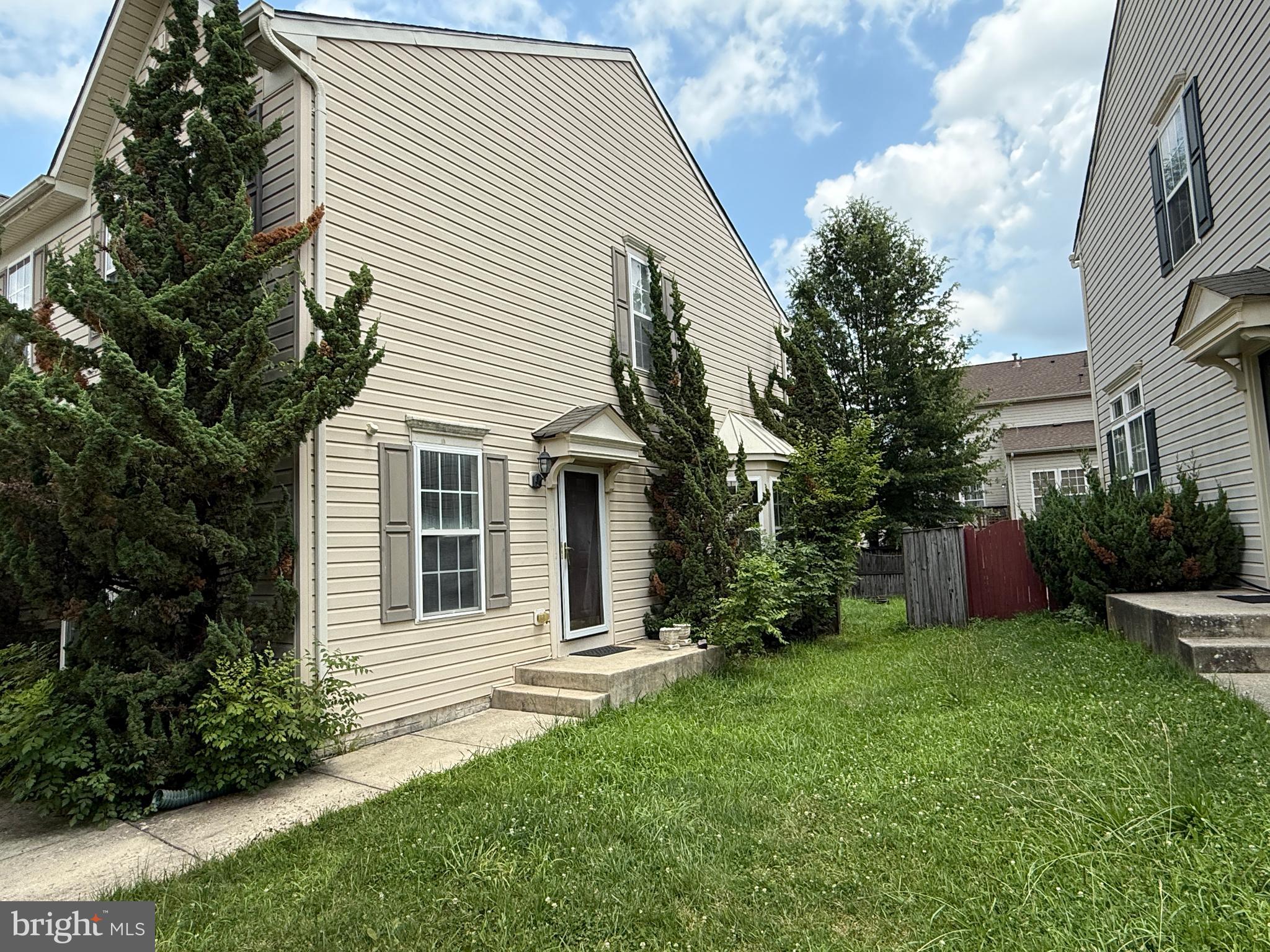 LARGER THAN APPEARS SEMI-DETACHED 4 BEDROOMS.3 FULL BATH AND ONE HALF BATH. HARDWOOD FLOOR AT MAIN AND UPPER LEVEL AND BASEMENT. COMMUNITY CENTER INCLUDES FITNESS ROOM AND SWIMMING POOL. NEAR FORT MEADE BASE. IN THE MIDDLE DISTANCE OF WASHINGTON, DC, BALTIMORE AND ANNAPOLIS.