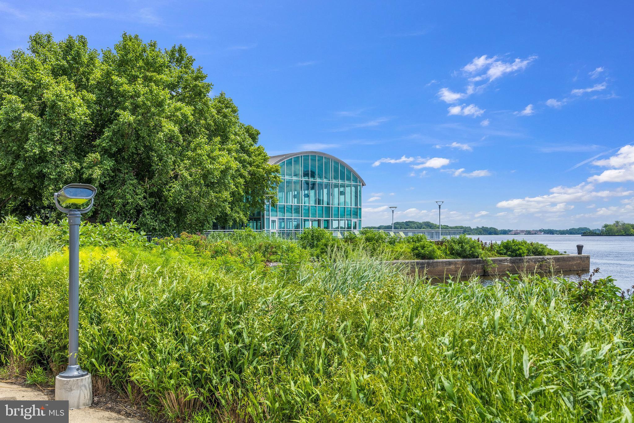 WATERFRONT SQUARE - Residential