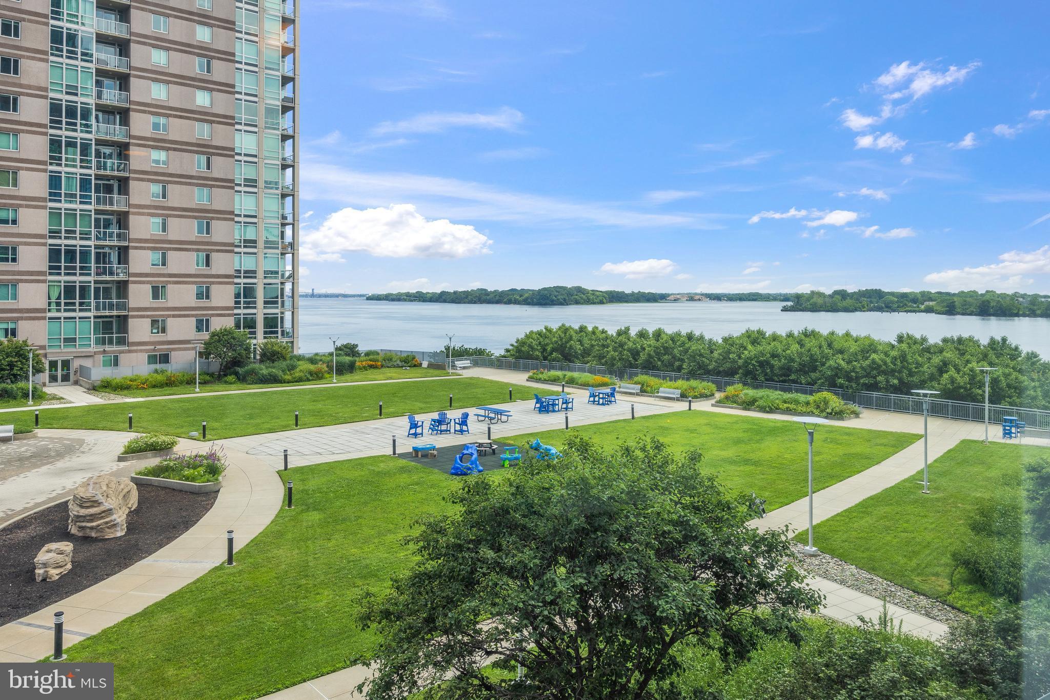 WATERFRONT SQUARE - Residential