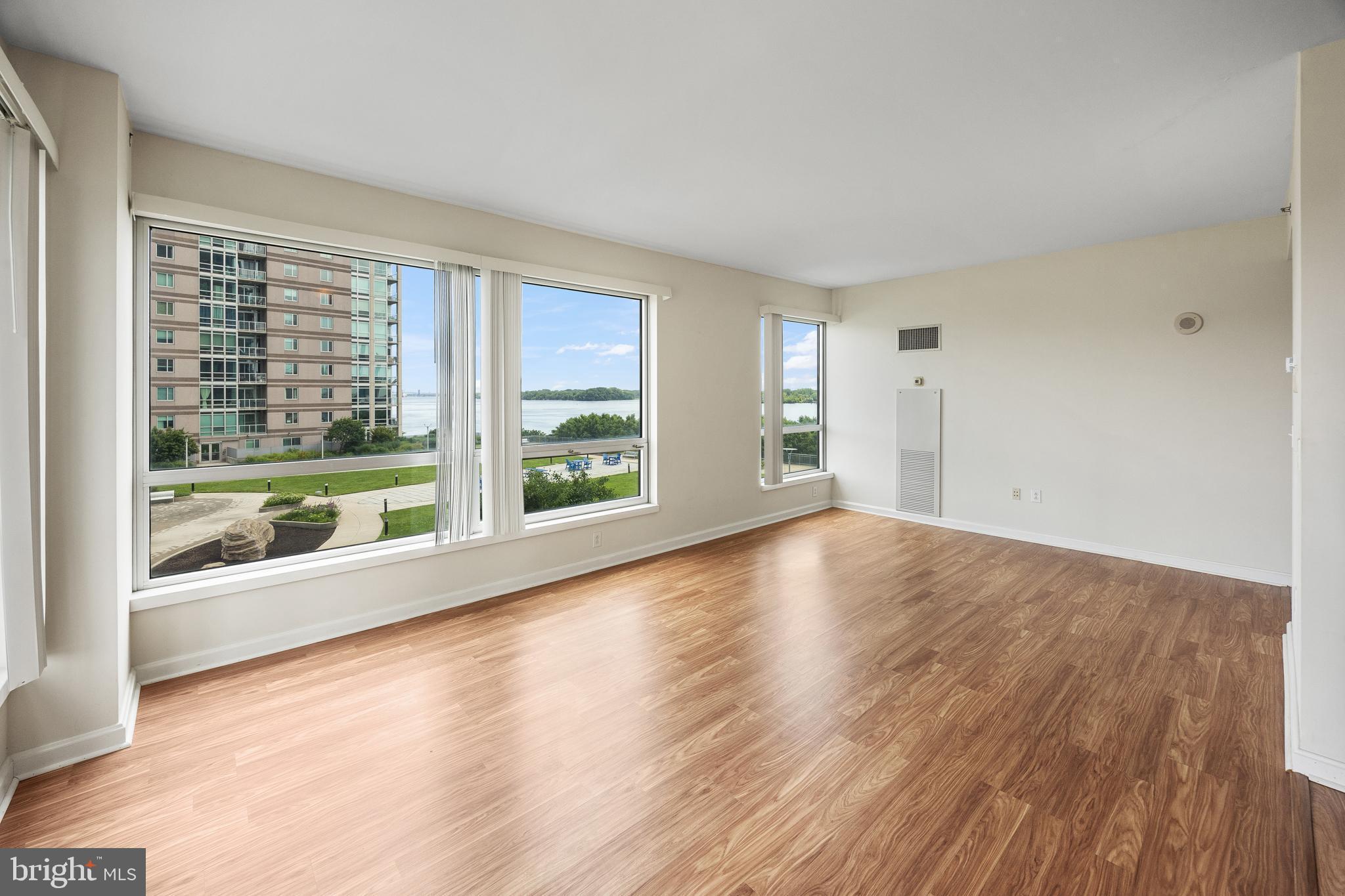 WATERFRONT SQUARE - Residential