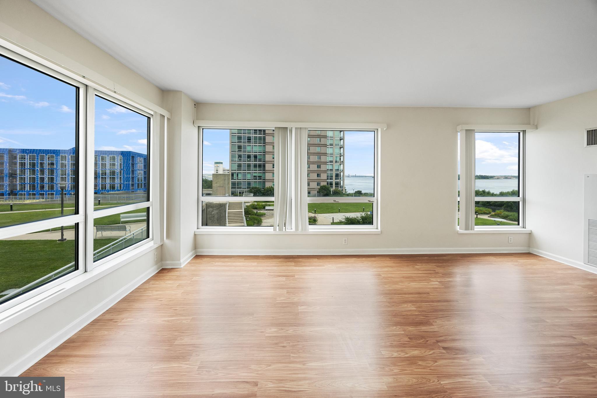 WATERFRONT SQUARE - Residential