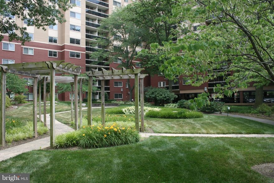 Huge (980 sq ft!) 1 bedroom condo in convenient inside the beltway location. Exceptional chef's kitchen with granite counter tops, stainless appliances, 42" cabinets. Expansive living and dining rooms have wood floors and are flooded with light. Master bedroom with walk-in closet. Balcony. Pet friendly, pool, tennis, gym, parking. FHA approved. ALL utils incl in fee.