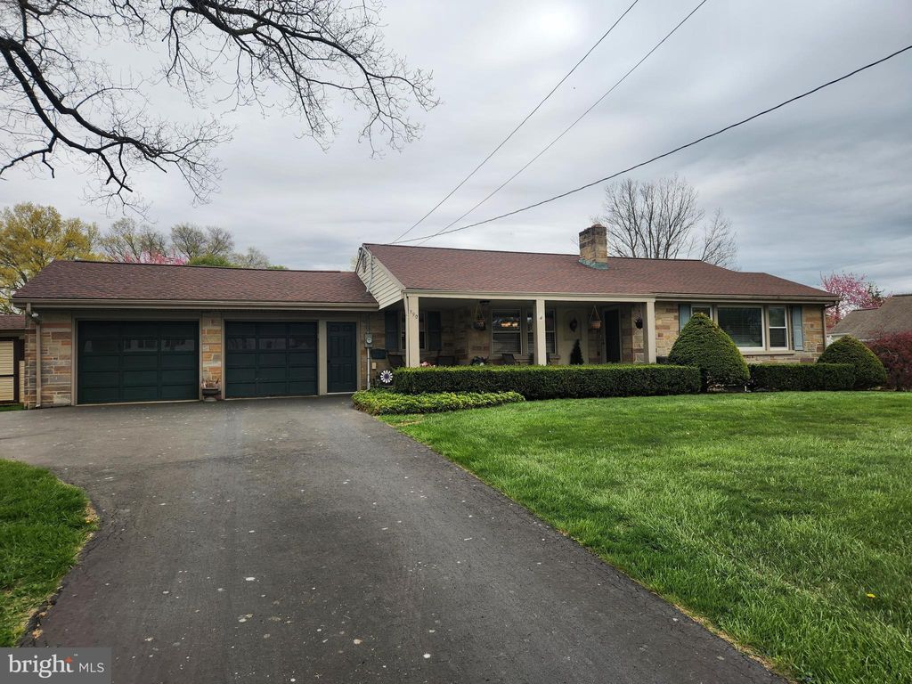 Photo of 590 E Jackson Street, NEW HOLLAND, PA 17557 (MLS # PALA2068718)