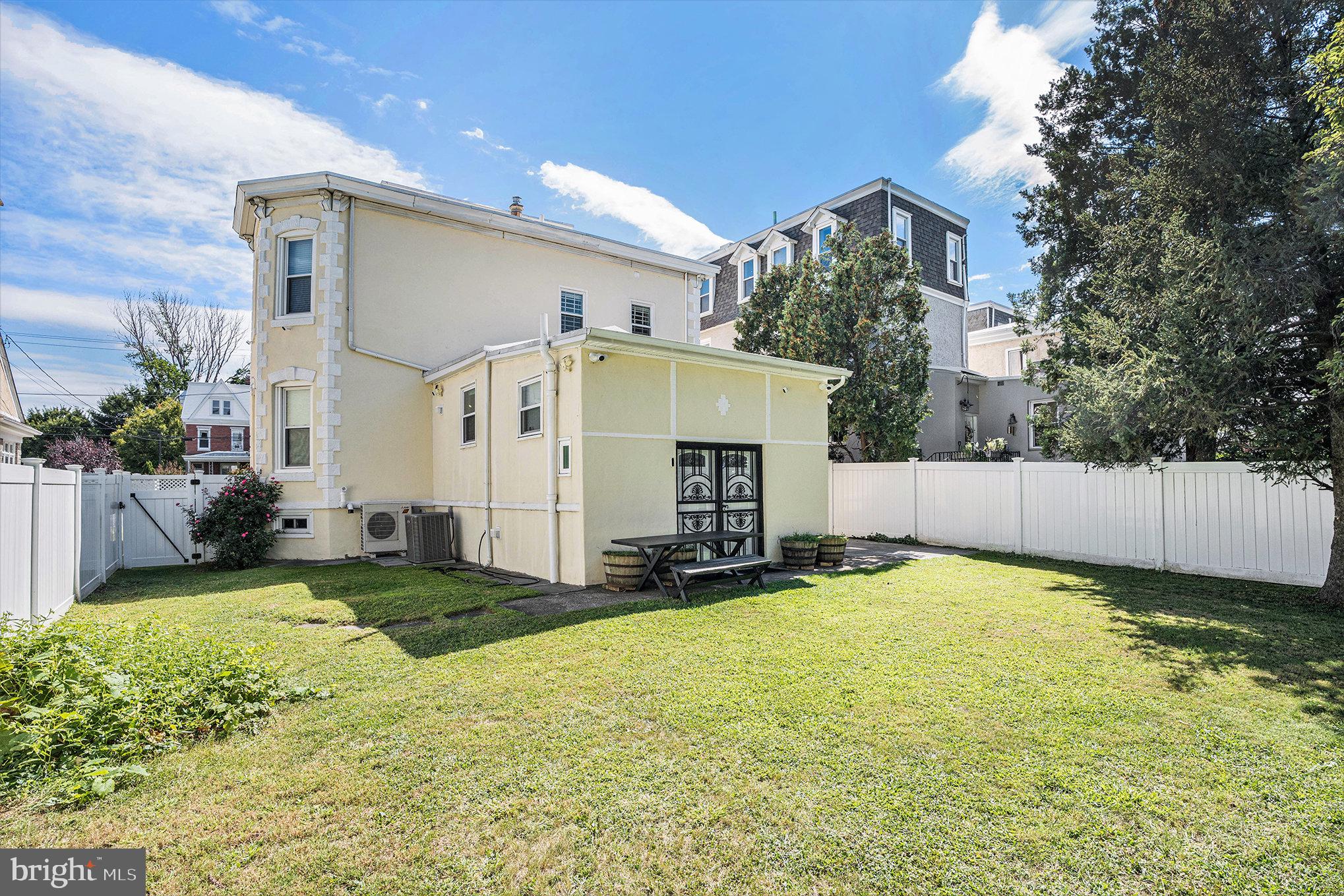 ROXBOROUGH - Residential