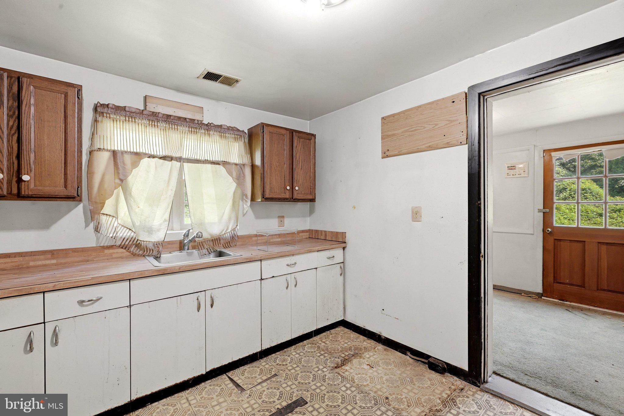 5904 CARVER PLACE