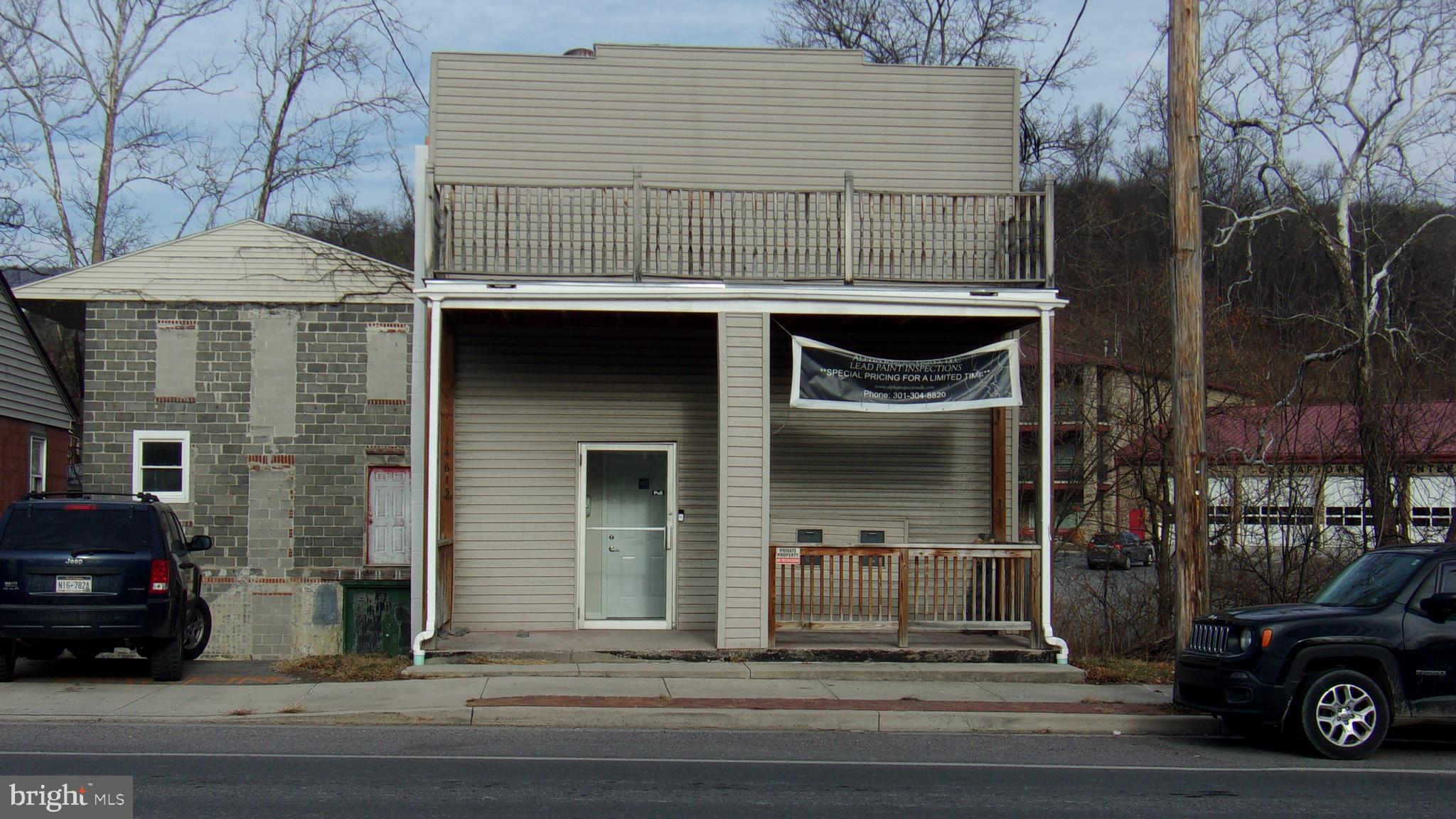 Main image without alt text