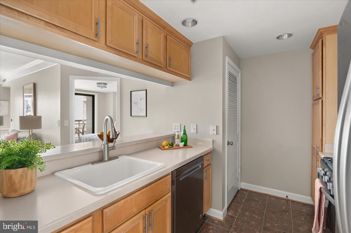 VIRGINIA SQUARE - Residential Lease