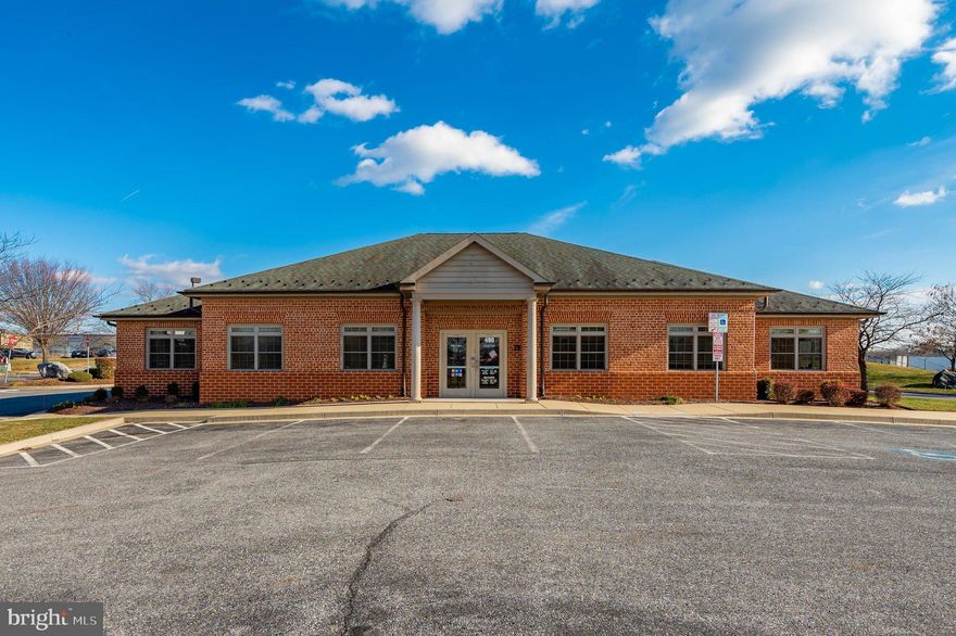 Prime Location!! This high visibility & high traffic count area is an ideal location for a Retail Pad Site.  Anchored by several retail establishments and close proximity to Airport Industrial Park and many large residential developments.  This all-brick free-standing building is situated on 1.1 acres, GC zoned and is comprised of 3,420 SF all on one level.  Ample parking in private, paved, and lighted lot.  Offered at $1,649,000.