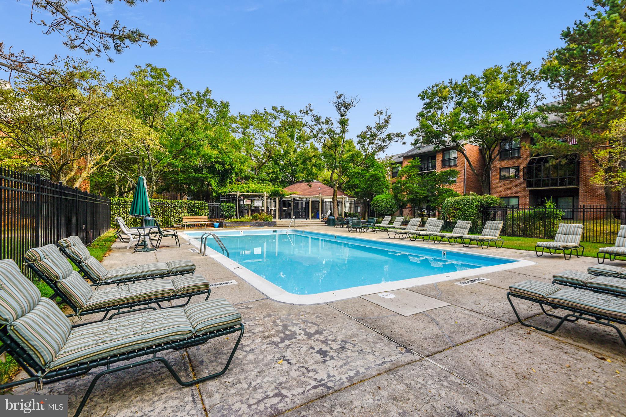 NORTH GREEN CONDOMINIUMS - Residential