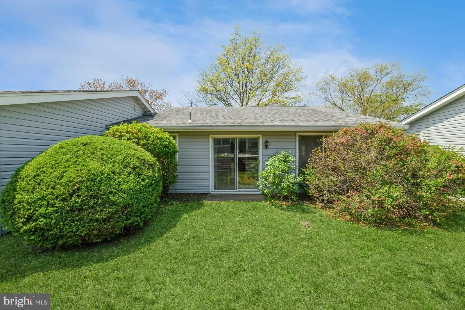 Monroe Township, New Jersey 08831, United States, 2 Bedrooms Bedrooms, ,2 BathroomsBathrooms,Residential,Pending,117282