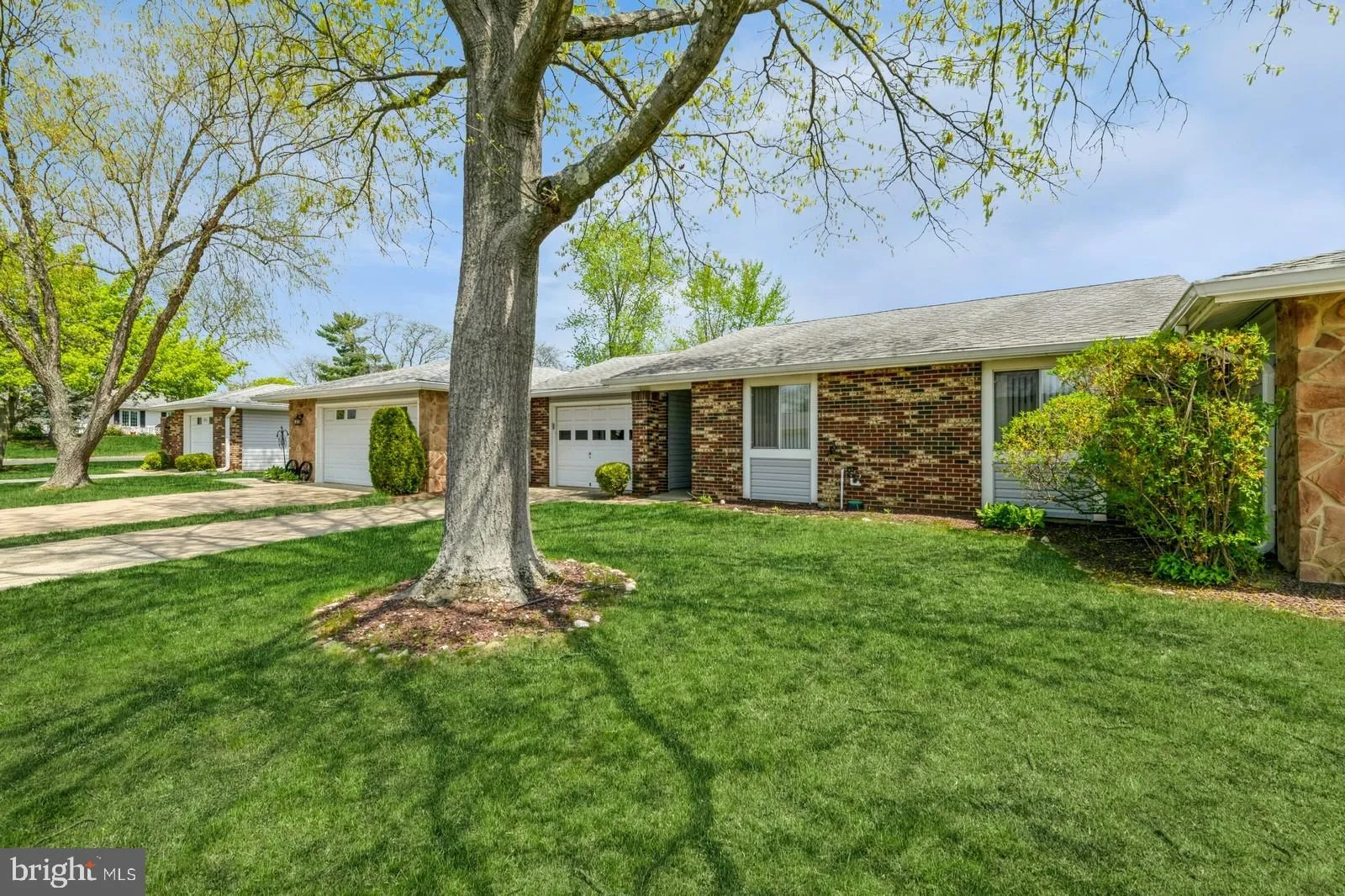 Monroe Township, New Jersey 08831, United States, 2 Bedrooms Bedrooms, ,2 BathroomsBathrooms,Residential,Pending,117282